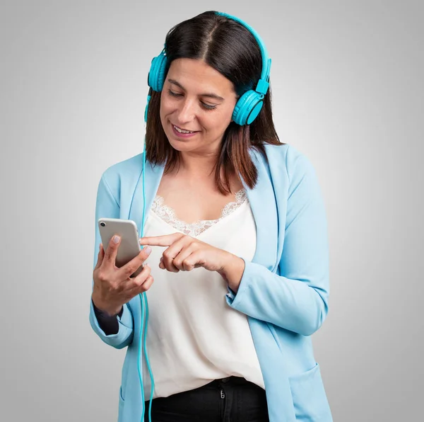 Mulher Meia Idade Relaxada Concentrada Ouvindo Música Com Seu Celular — Fotografia de Stock