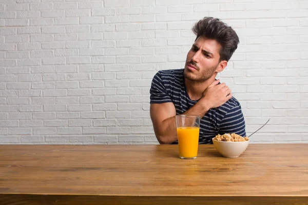 Joven Hombre Guapo Natural Sentado Una Mesa Con Dolor Espalda — Foto de Stock