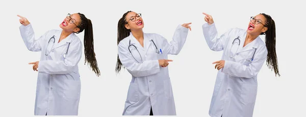 Junge Schwarze Ärztin Zeigt Auf Die Seite Auf Grauem Hintergrund — Stockfoto