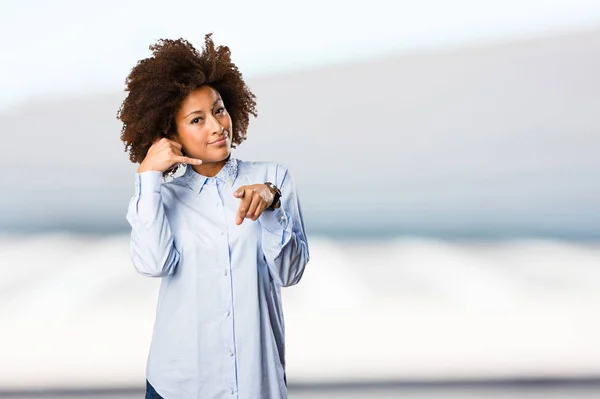 Jonge Zwarte Vrouw Doen Telefoon Gebaar Onscherpe Achtergrond — Stockfoto