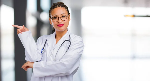 Porträt Einer Jungen Schwarzen Ärztin Die Zur Seite Zeigt Lächelnd — Stockfoto