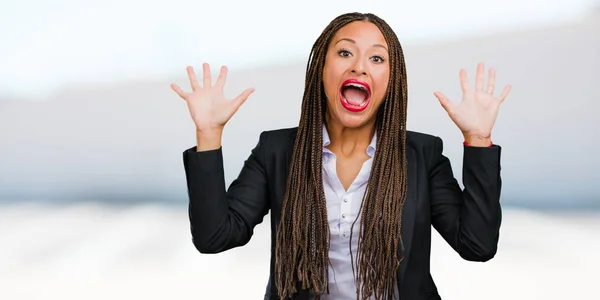 Retrato Uma Jovem Mulher Negócios Negra Gritando Feliz Surpreso Com — Fotografia de Stock