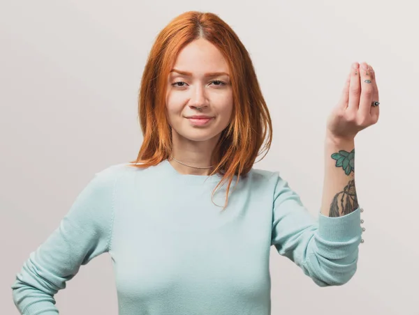 Talyan Bir Jest Yapıyor Bir Kızıl Saçlıya Kız Portresi — Stok fotoğraf