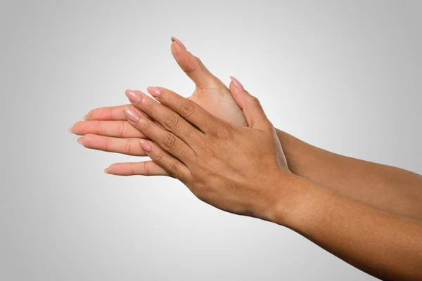 Vrouwelijke Handen Die Crème Aanbrengen — Stockfoto