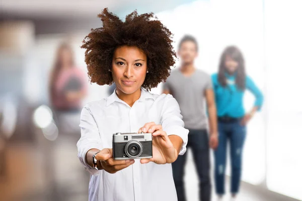 ビンテージ カメラを用いた背景にぼやけ人若い黒人女性 — ストック写真