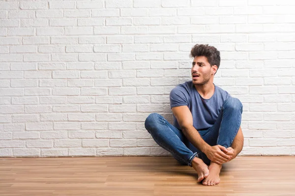 Joven Hombre Natural Sentado Suelo Madera Muy Asustado Asustado Desesperado — Foto de Stock