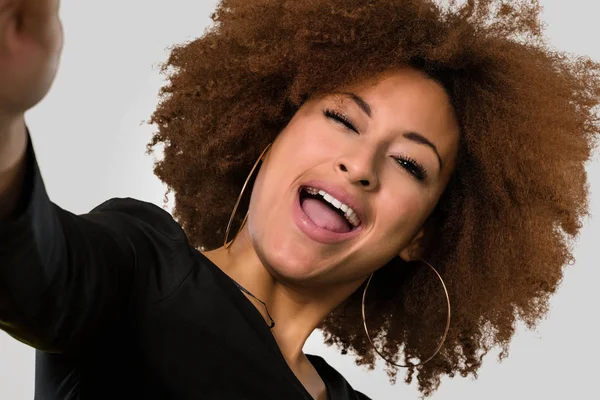 Afro Mujer Tomando Selfie Cara Primer Plano — Foto de Stock