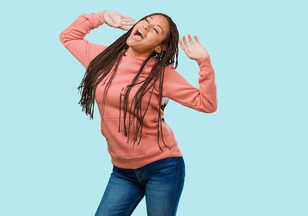 Giyen Genç Bir Siyah Kadın Portresi Dinleme Müzik Dans Having — Stok fotoğraf