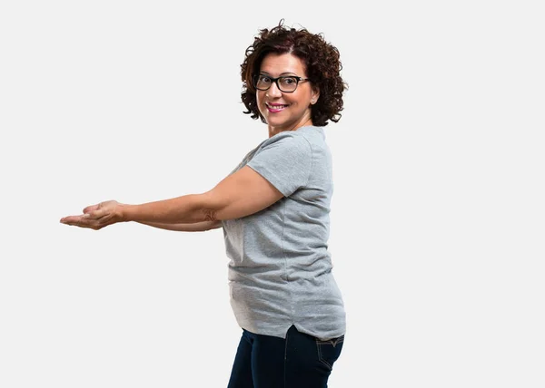 Midden Leeftijd Vrouw Houden Iets Met Handen Tonen Van Een — Stockfoto