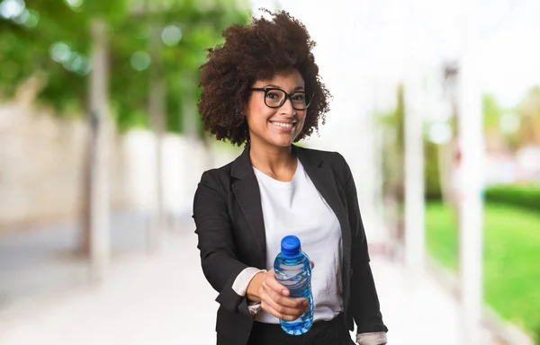Zwarte Zakenvrouw Houden Een Fles Water Onscherpe Achtergrond — Stockfoto