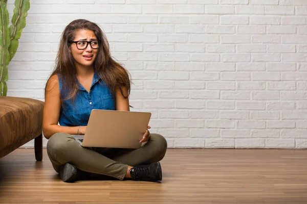 Portret Van Jonge Latijns Vrouw Zittend Vloer Zeer Doen Schrikken — Stockfoto