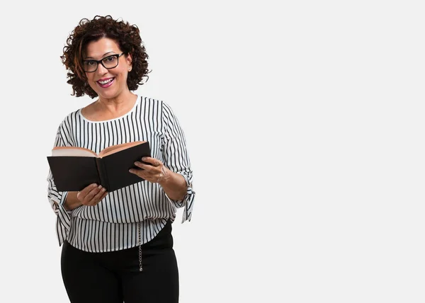 Middle Aged Woman Concentrated Smiling Holding Textbook Studying Pass Exam — Stock Photo, Image