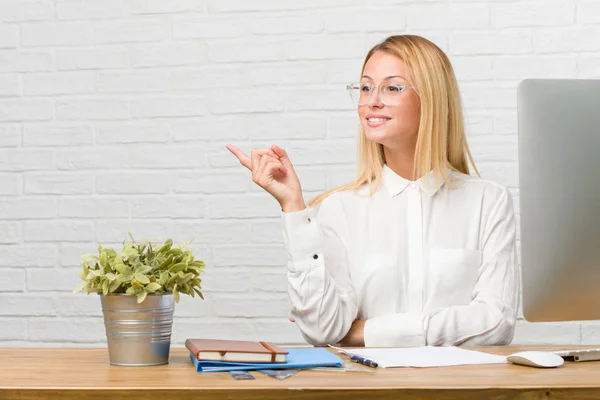 Portrait Young Student Sitting Her Desk Doing Tasks Pointing Side — Stock Photo, Image