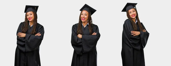 一组毕业的年轻黑人妇女交叉手臂 — 图库照片