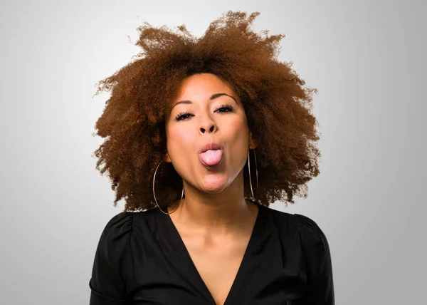 Afro Kadın Dilini Gösterilen — Stok fotoğraf