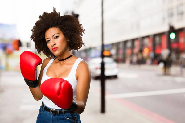 Jovem Mulher Negra Usando Luvas Boxe Fundo Borrado — Fotografia de Stock