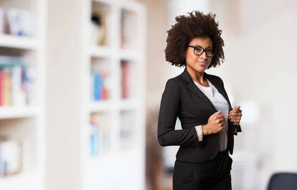 Negócio Mulher Negra Ajustando Roupas — Fotografia de Stock