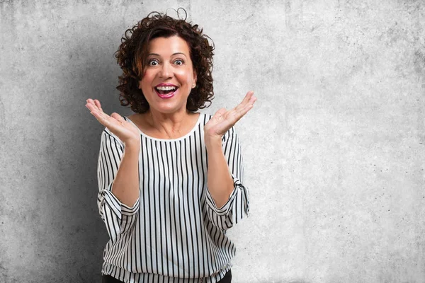 Midden Leeftijd Vrouw Verrast Geschokt Zoek Met Grote Ogen Opgewekt — Stockfoto