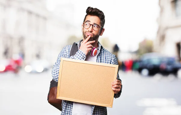 Student Man Innehar Anslagstavlan — Stockfoto