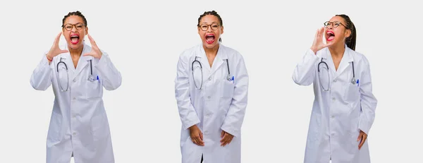 一套年轻的黑人女医生尖叫愤怒 疯狂的表现在灰色背景 — 图库照片