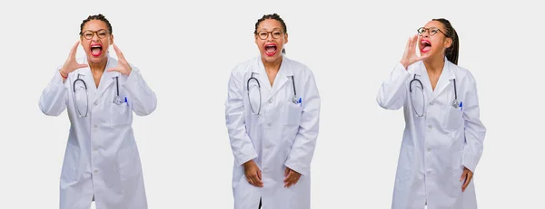 Conjunto Jovem Médica Negra Gritando Com Raiva Expressão Loucura Fundo — Fotografia de Stock