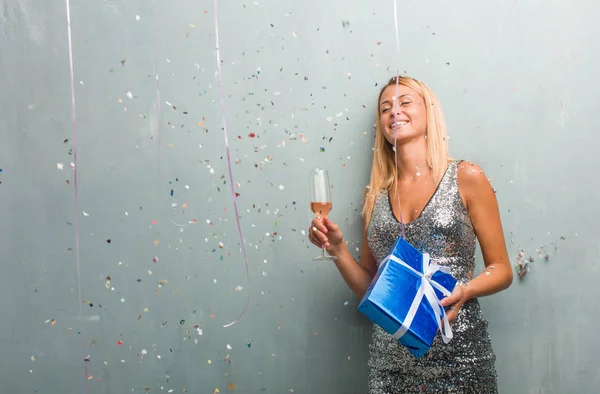 Porträtt Eleganta Unga Blonda Kvinnan Dricker Champagne Och Hålla Gåva — Stockfoto