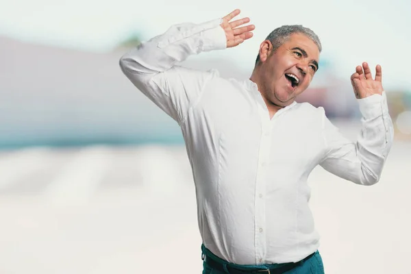 Hombre Mediana Edad Escuchando Música Bailando Divirtiéndose Moviéndose Gritando Expresando — Foto de Stock