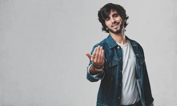 Homem Bonito Jovem Convidando Para Vir Confiante Sorrindo Fazendo Gesto — Fotografia de Stock