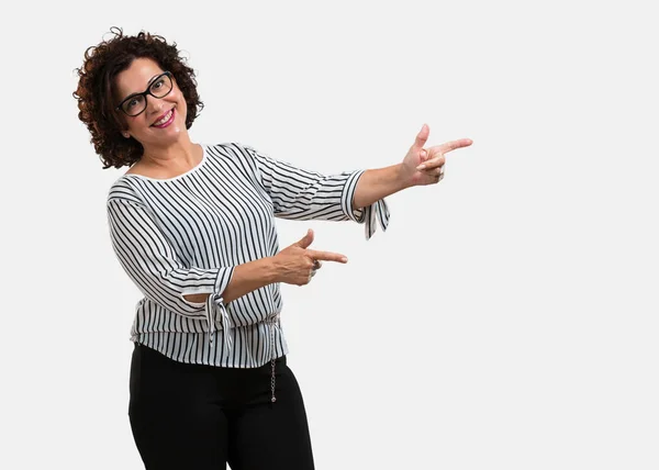 Mujer Mediana Edad Señalando Hacia Lado Sonriendo Sorprendida Presentando Algo — Foto de Stock