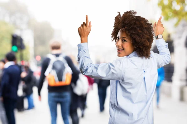 Junge Schwarze Frau Tanzt Auf Verschwommenem Hintergrund — Stockfoto