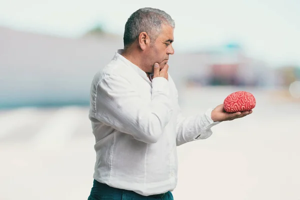 Hombre Mediana Edad Pensando Deduciendo Mirando Cerebro Tratando Entenderlo Concepto —  Fotos de Stock