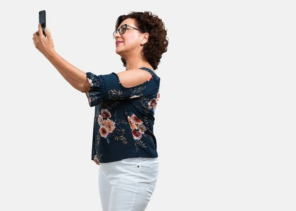 Bir Selfie Alarak Cep Komik Kaygısız Bir Jest Ile Seyir — Stok fotoğraf