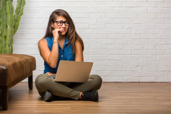 Portret Van Jonge Latijns Vrouw Zittend Vloer Bijten Nagels Nerveus — Stockfoto