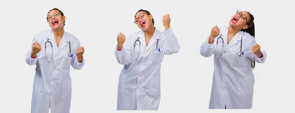 Sada Mladých Černých Lékařka Šťastná Nadšená Zvyšování Paže Šedém Pozadí — Stock fotografie