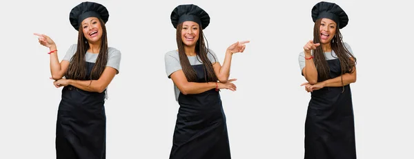 Instellen Van Jonge Zwarte Vrouwelijke Bakker Zwart Uniform Wijst Naar — Stockfoto