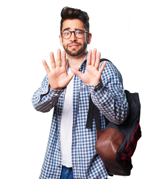 Beyaz arka plan üzerinde izole dur jest yapan korkuyor öğrenci erkek