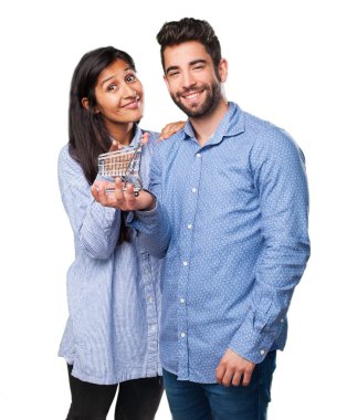 bir alışveriş sepeti tutan genç çift