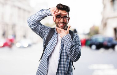 Genç adam arka plan bulanık çerçeve jest yapıyor