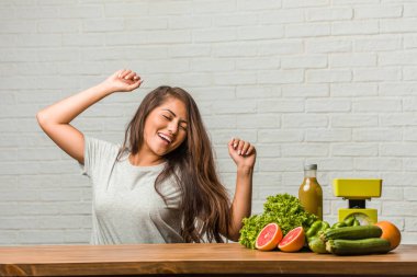 Diyet kavramı. Dans ve having fun, müzik, sağlıklı genç bir latin kadın portresi taşıma, bağırarak ve mutluluk, Özgürlük kavramı ifade