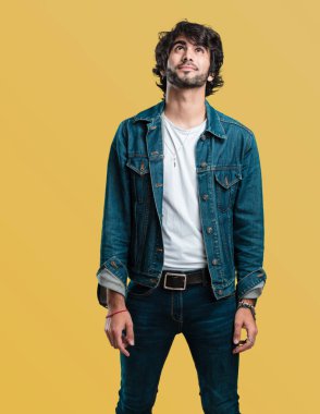 Ararken, bir şey eğlenceli düşünme ve bir fikir, hayal gücü, mutlu ve heyecanlı kavramı olan genç yakışıklı adam