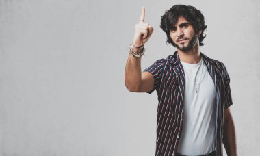 Genç yakışıklı adam gösteren bir numaralı simgesi sayma, matematik, kendinden emin ve neşeli kavramı