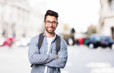 Genç adam geçiş silah arka plan bulanık