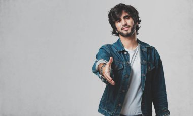 Birisi selamlamak için uzanarak veya yardım, mutlu ve heyecanlı için eller genç yakışıklı adam