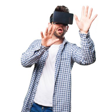 Beyaz arka plan üzerinde izole sanal gerçeklik gözlüklü genç adam