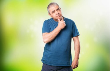 Green dalgın olgun adam arka plan bulanık