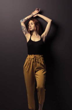 Stüdyo çekim bir kızıl saçlıya kız kaldırdı kollarını 