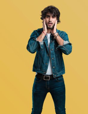 Yakışıklı delikanlı eller, kızgın ve bazı ses işitme yorgun kulaklarıyla kapsayan