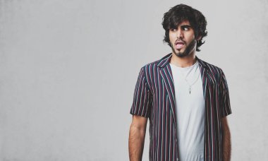 Yakışıklı genç adam çok korkmuş ve korkuyor, bir şey, acı çığlıkları ve açık göz, çaresizlere delilik kavramını