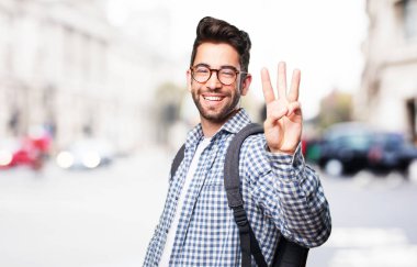 Üç numaralı jest yapan öğrenci erkek