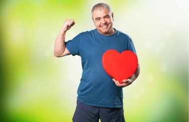 bir kalp şekli tutan olgun adam